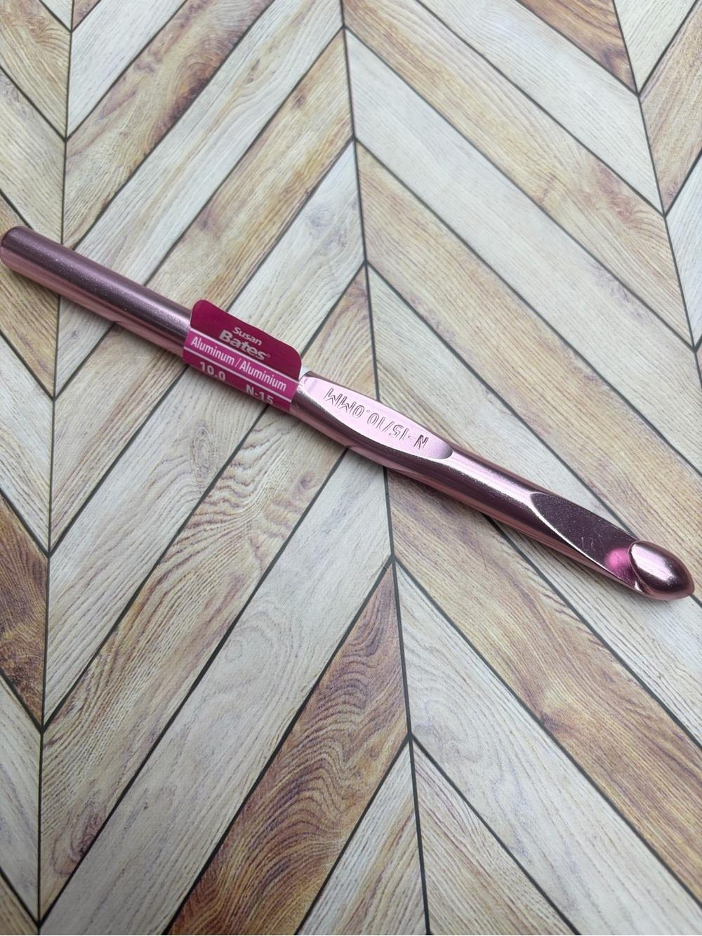 New Susan Bates Aluminum Crochet Hook - 10.0 mm color pink